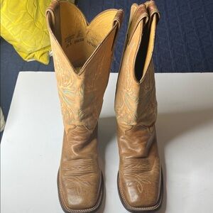 Justin Arizona Mocha Boots size 6.5
New heels replaced